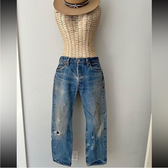 ✨VINTAGE LOOK✨ Levi’s Distressed Denim - Picture 1 of 9